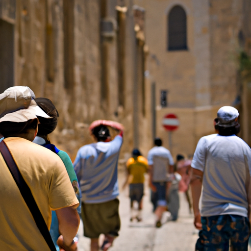 תמונה המתארת תיירים החוקרים את רחובות ירושלים העשירים מבחינה תרבותית.