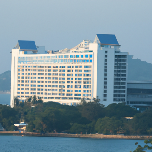 צילום פנורמי של מלון הולידיי אין פטאיה, המציג את הארכיטקטורה המדהימה שלו ואת רקע האוקיינוס הציורי.